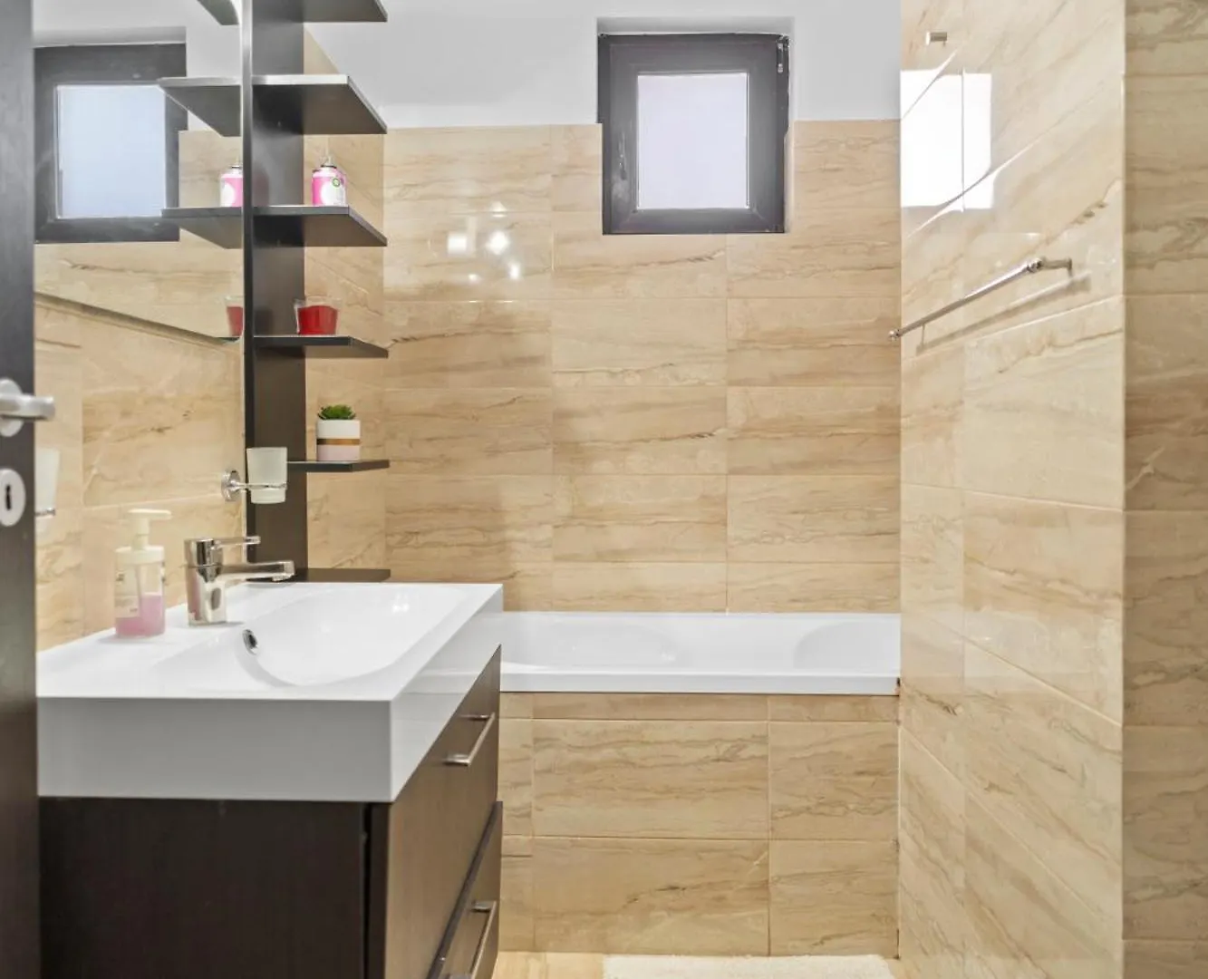Elegant & Newly Renovated Gem Apartment Bucharest 0*,