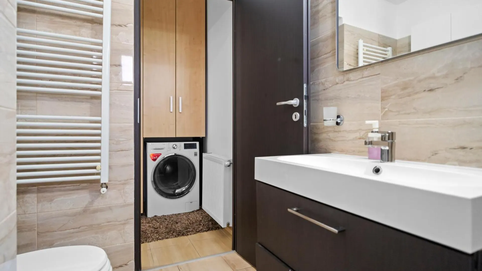 Elegant & Newly Renovated Gem Apartment Bucharest
